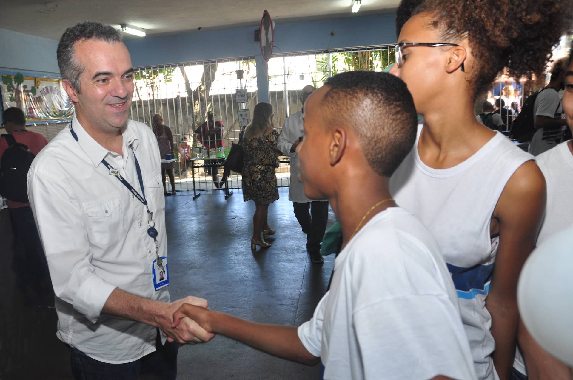 Luciano Moreira estrechando la mano a la gente. 