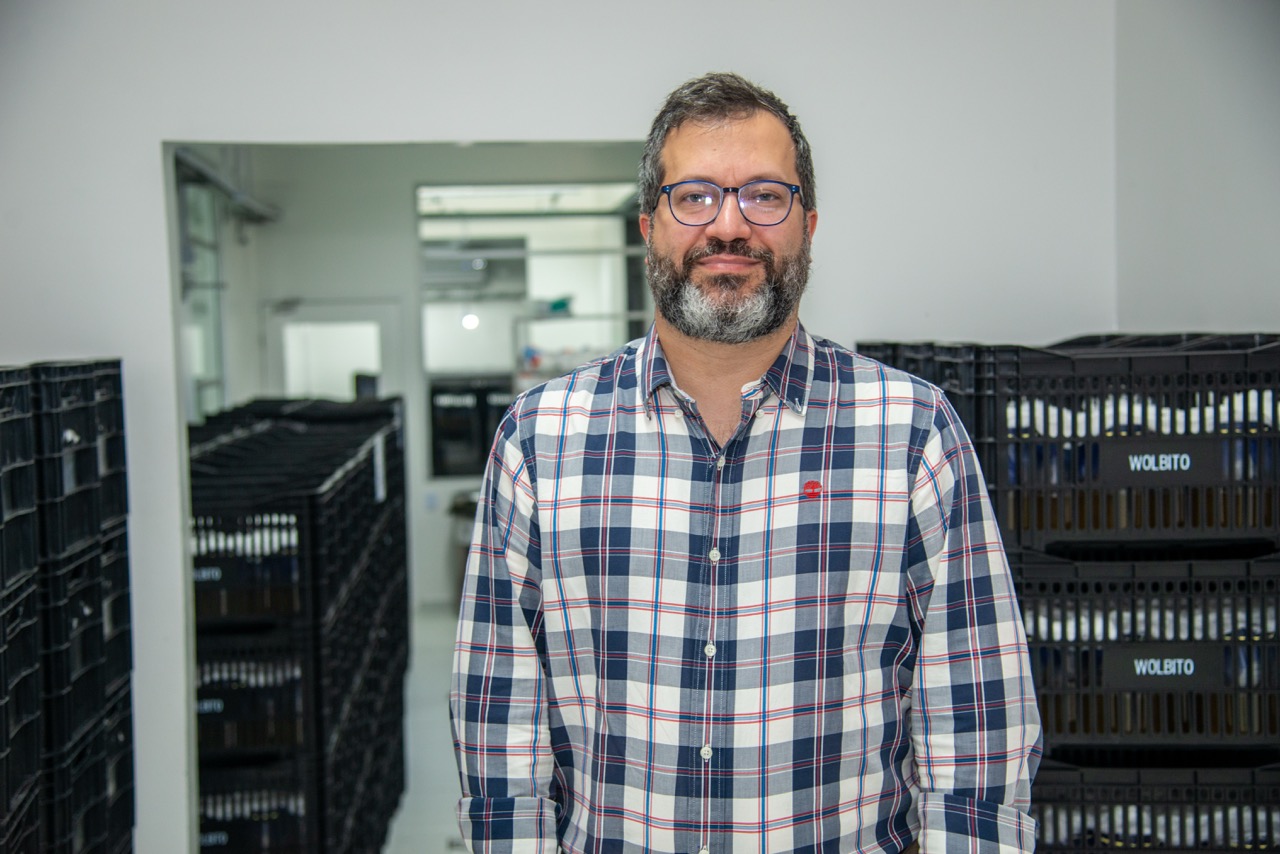 Foto de Alvino Rodrigues trabajando con el World Mosquito Program