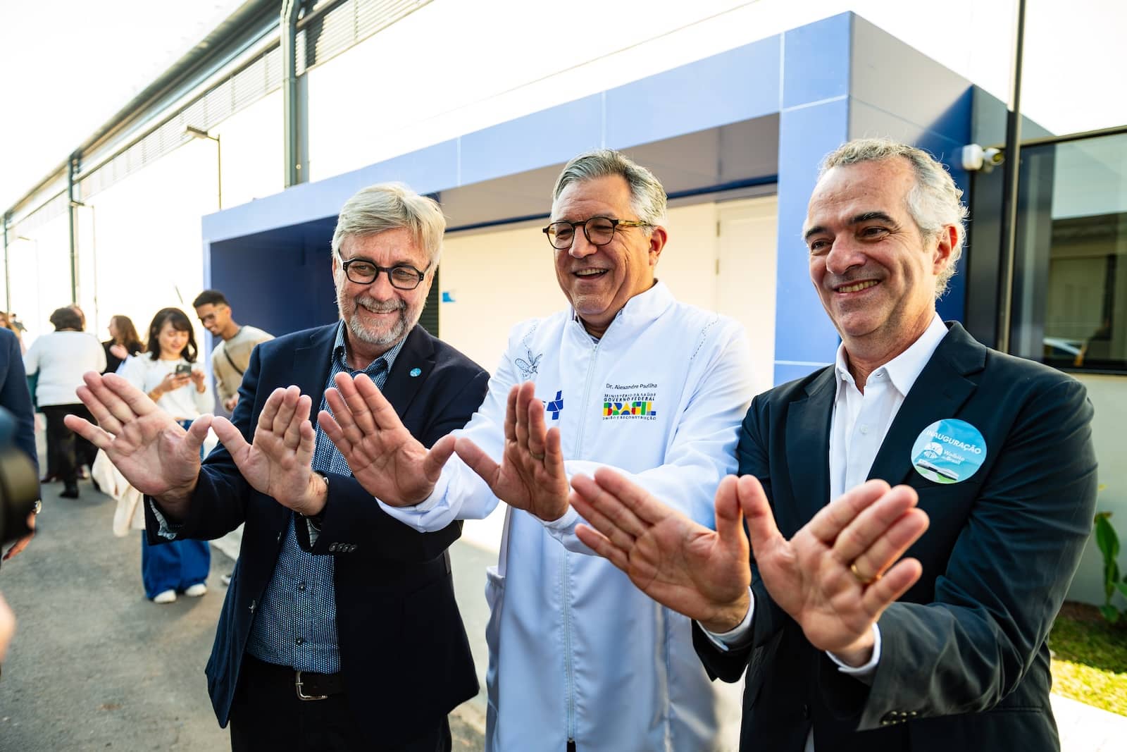 Scott O'Neill, Luciano Moreira y el Ministro de Sanidad brasileño posan para una foto. 