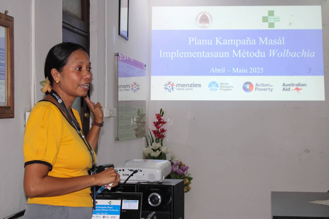 Una mujer presenta wolbachia en un taller en Timor Oriental