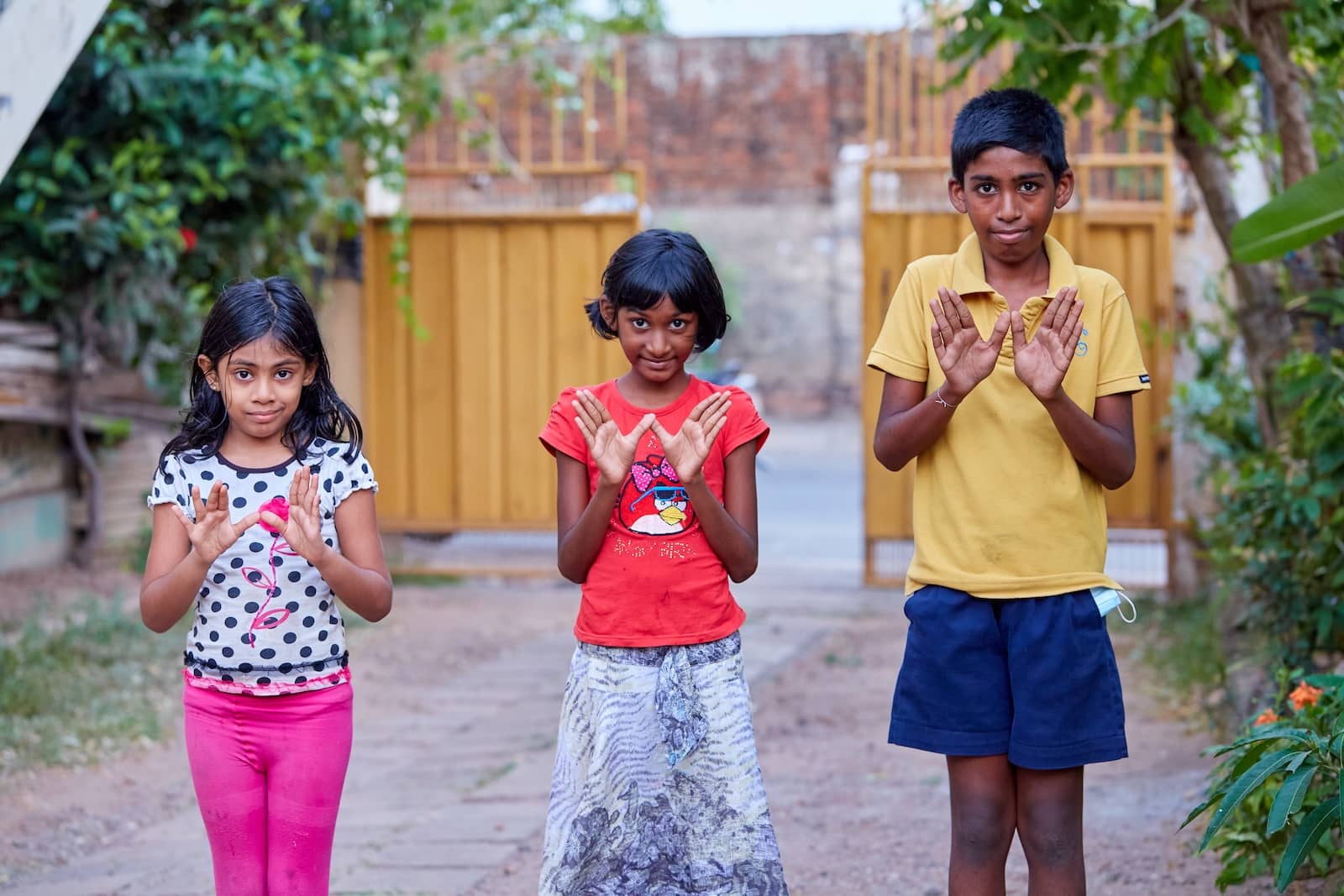 Niños realizando el world mosquito program W de world mosquito program