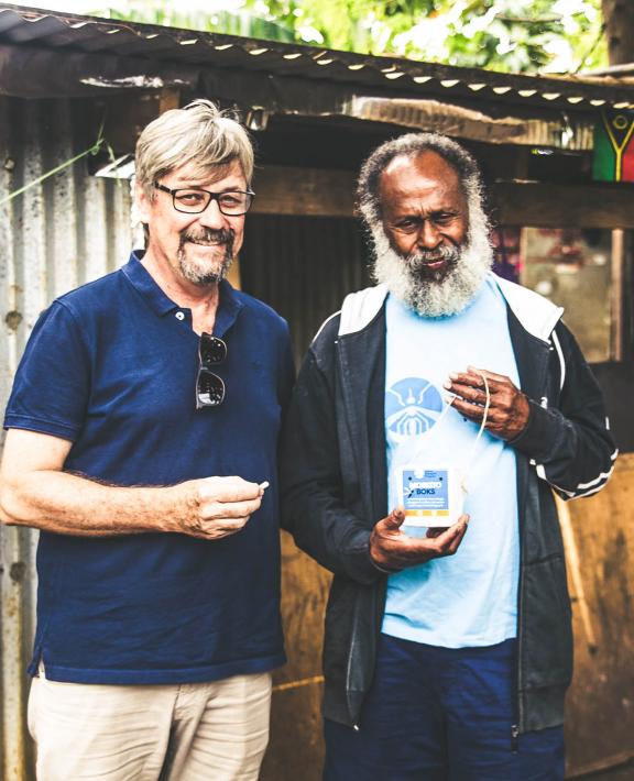 Scott O'Neill y un miembro del equipo de WMP Vanuatu