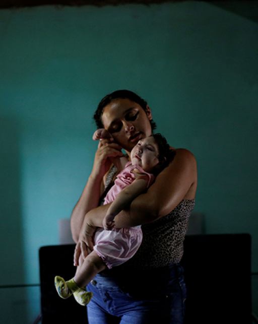 una madre sostiene a un bebé con microcefalia, Brasil