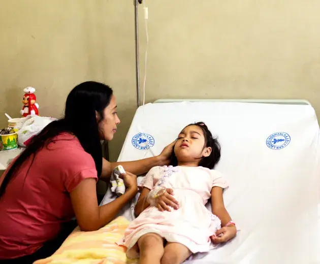 una madre cuida a su hijo en el hospital