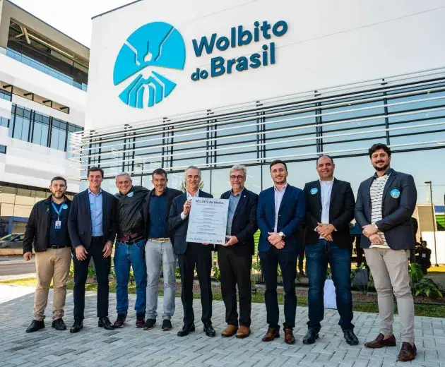 Miembros de Wolbito do Brasil y World Mosquito Program de la nueva fábrica de mosquitos en Curitiba.