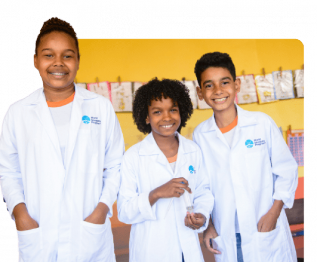 Niños trabajando con el World Mosquito Program en la escuela