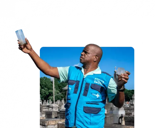 World Mosquito Employee suelta mosquitos