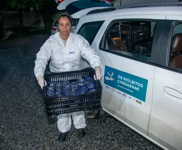 Lucía junto a su coche antes de ir a liberar mosquitos