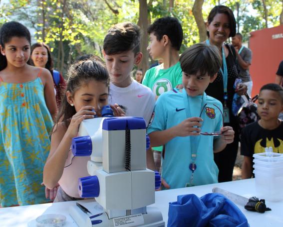 Brasil_El personal del WMP lleva a cabo actividades de participación comunitaria en escuelas de Río de Janeiro_