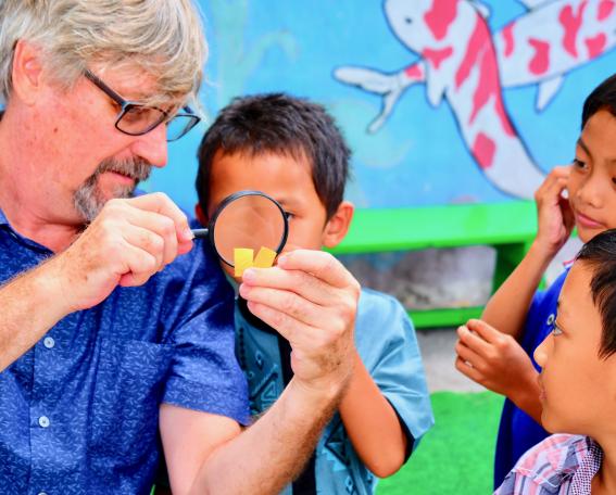 Scott y los niños en Yogyakarta