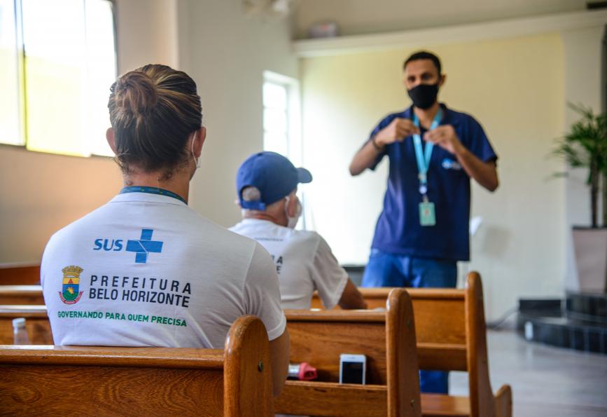 World Mosquito Program El personal habla con miembros de la comunidad en Belo Horizonte (Brasil)