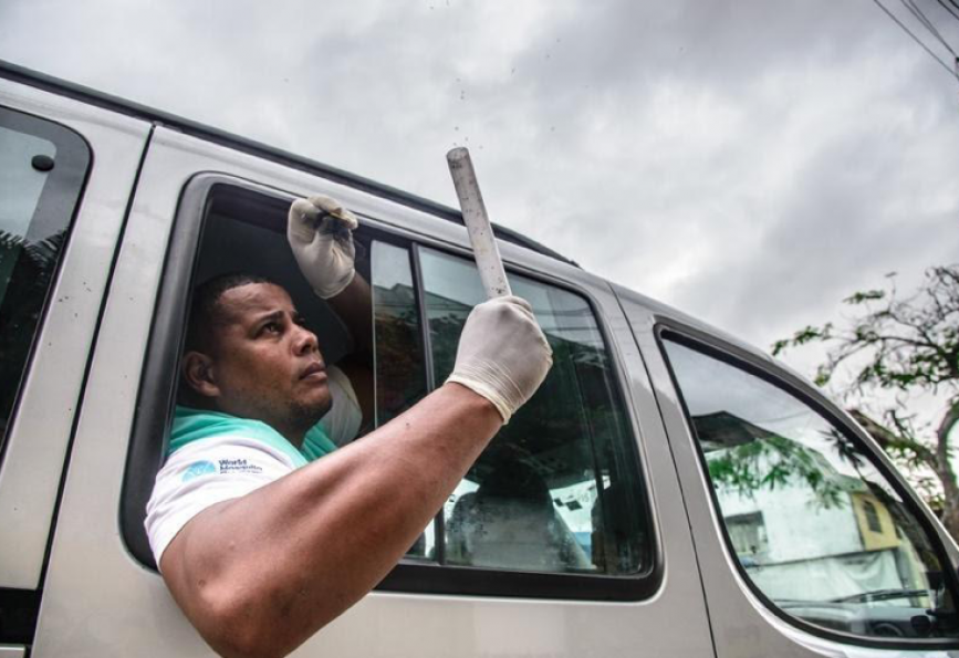 WMP Personal brasileño libera mosquitos portadores de Wolbachia en Niterói