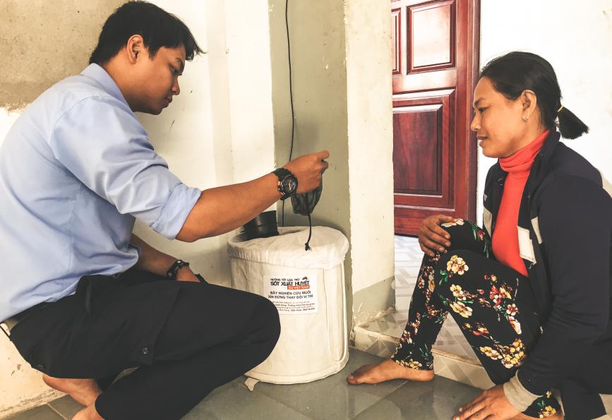 Dos personas examinan una trampa para mosquitos BG en Vietnam