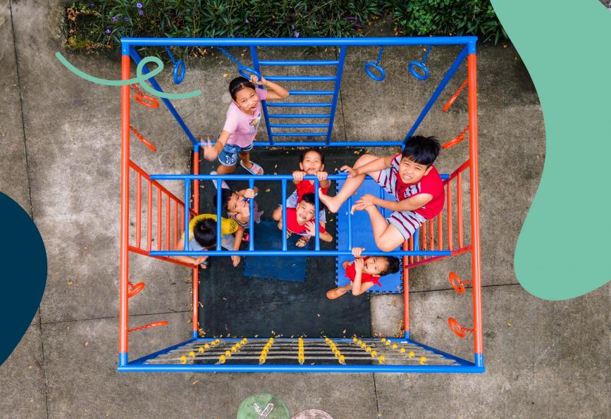 Niños en el parque infantil