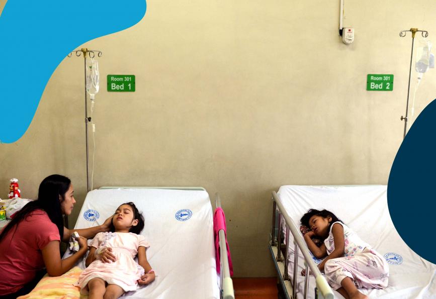 Una madre cuida de su hija en el hospital