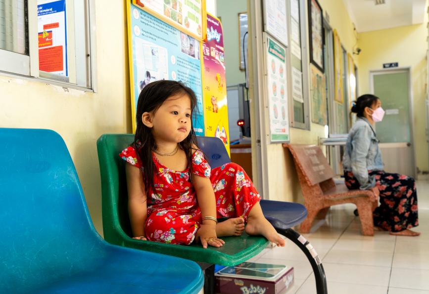 Una niña espera al médico