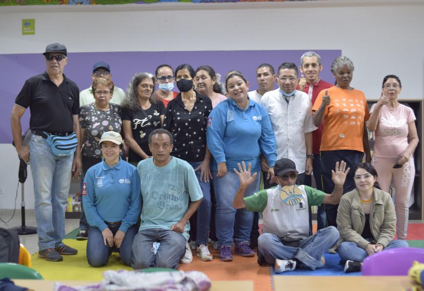 World Mosquito Program personal con los miembros del grupo de Lectura Diferente