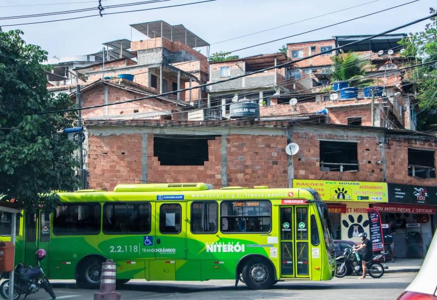 Autobús verde en marcha por la ciudad de Niteroi donde la World Mosquito Program ha desplegado su método wolbahcia