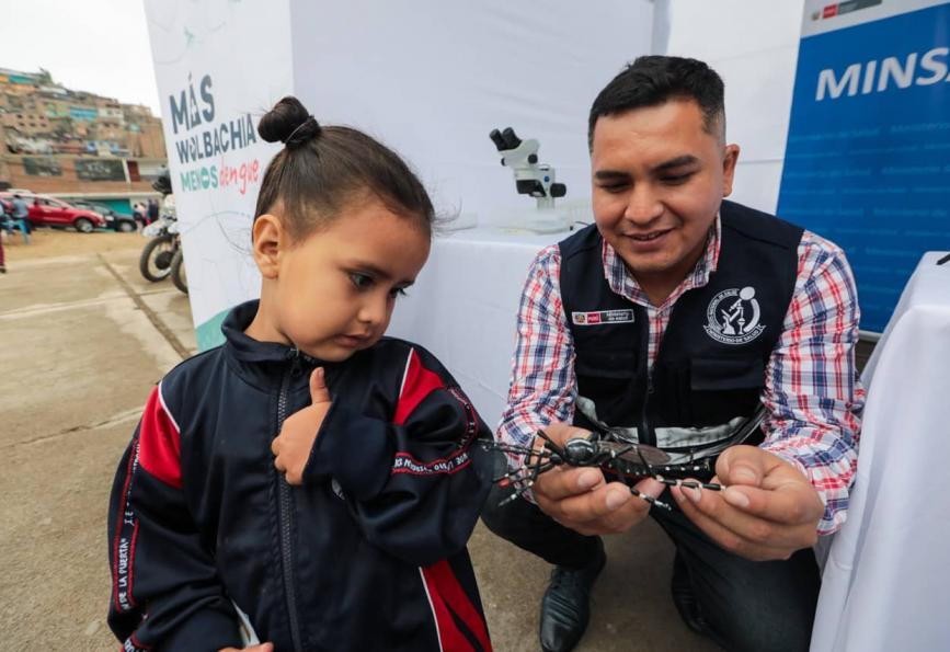 A una niña le enseñan un mosquito de juguete_programa «Mosquito World»