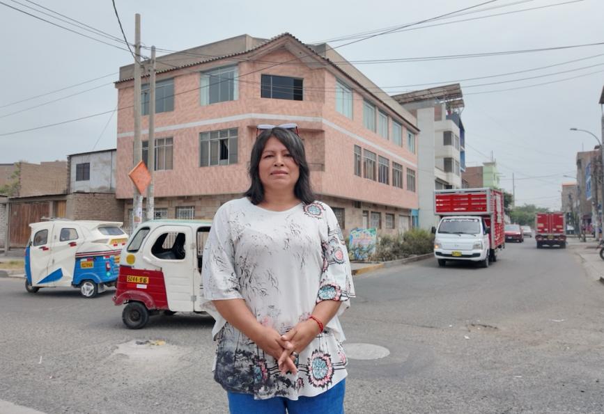 Alicia, voluntaria de la comunidad, de pie en la calle en Comas, Perú