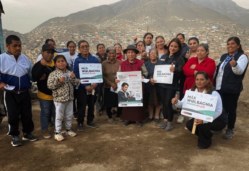 Foto de grupo de los voluntarios en Comas, Perú. 