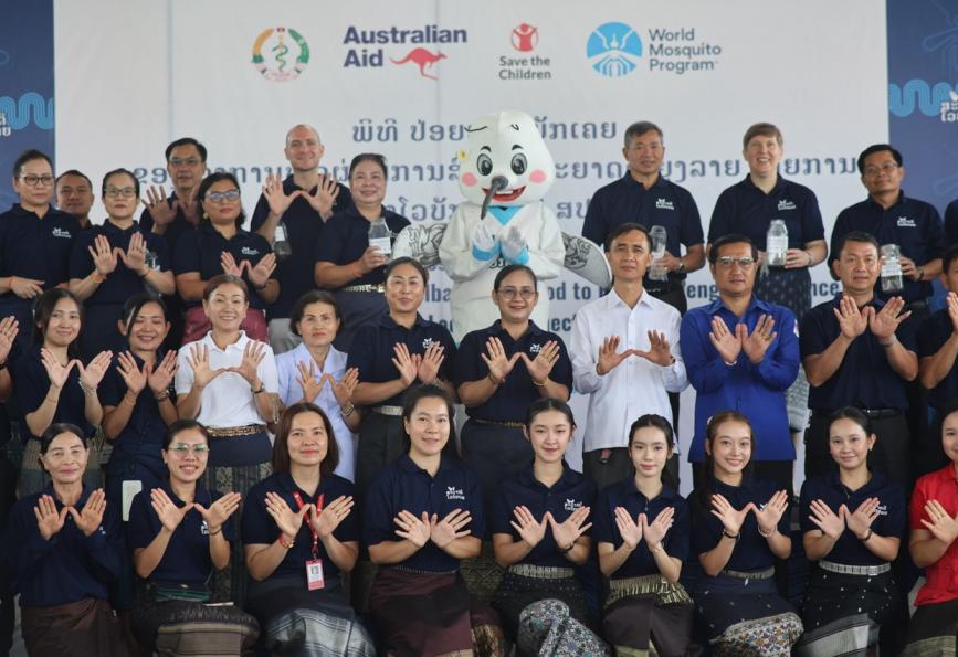 Una foto de grupo tomada con motivo de la presentación en Laos de la edición « World Mosquito Program  » de 2026Wolbachia . 