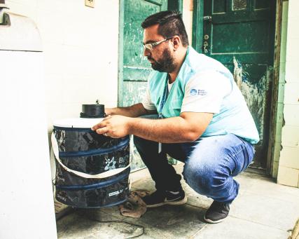 WMP un miembro del personal comprueba las trampas de control de mosquitos